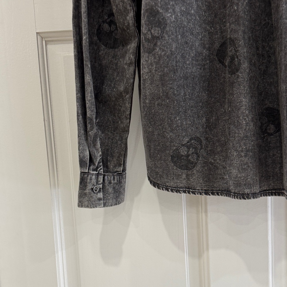 NWT Jane + Delancey Gray Skull Button-Up Shirt - Picture 8 of 10